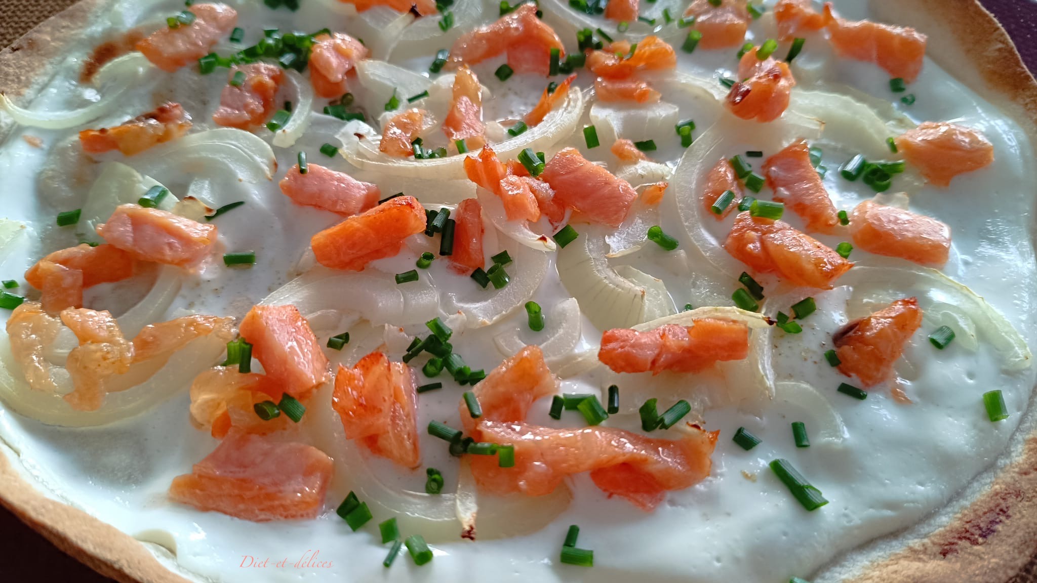 Tarte flambée aux dés de saumon fumé